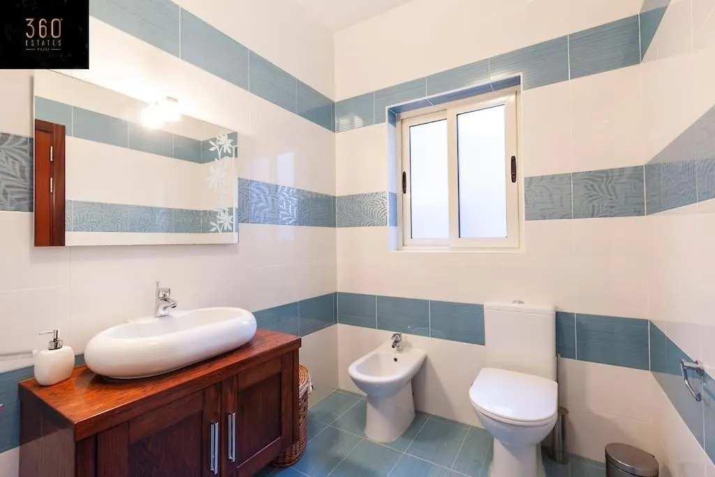 Apartment Beautiful, Typical Maltese 4Br Home With Roof Top By 360 Estates Sliema