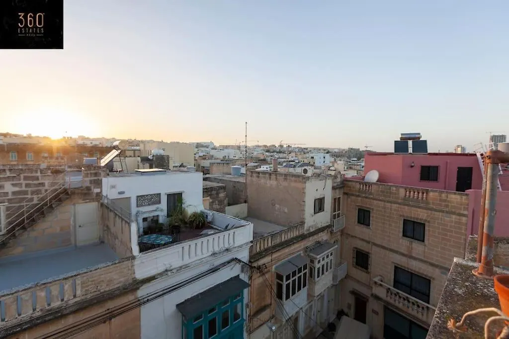 Apartment Beautiful, Typical Maltese 4Br Home With Roof Top By 360 Estates Sliema